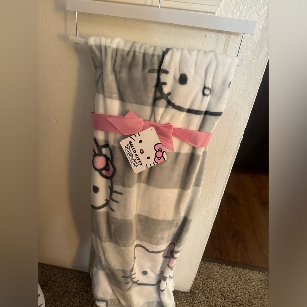 Hello kitty throw blanket